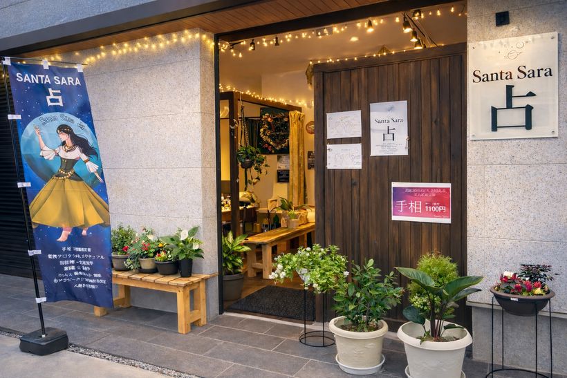 灯りのついた夜の Santa Sara の店先